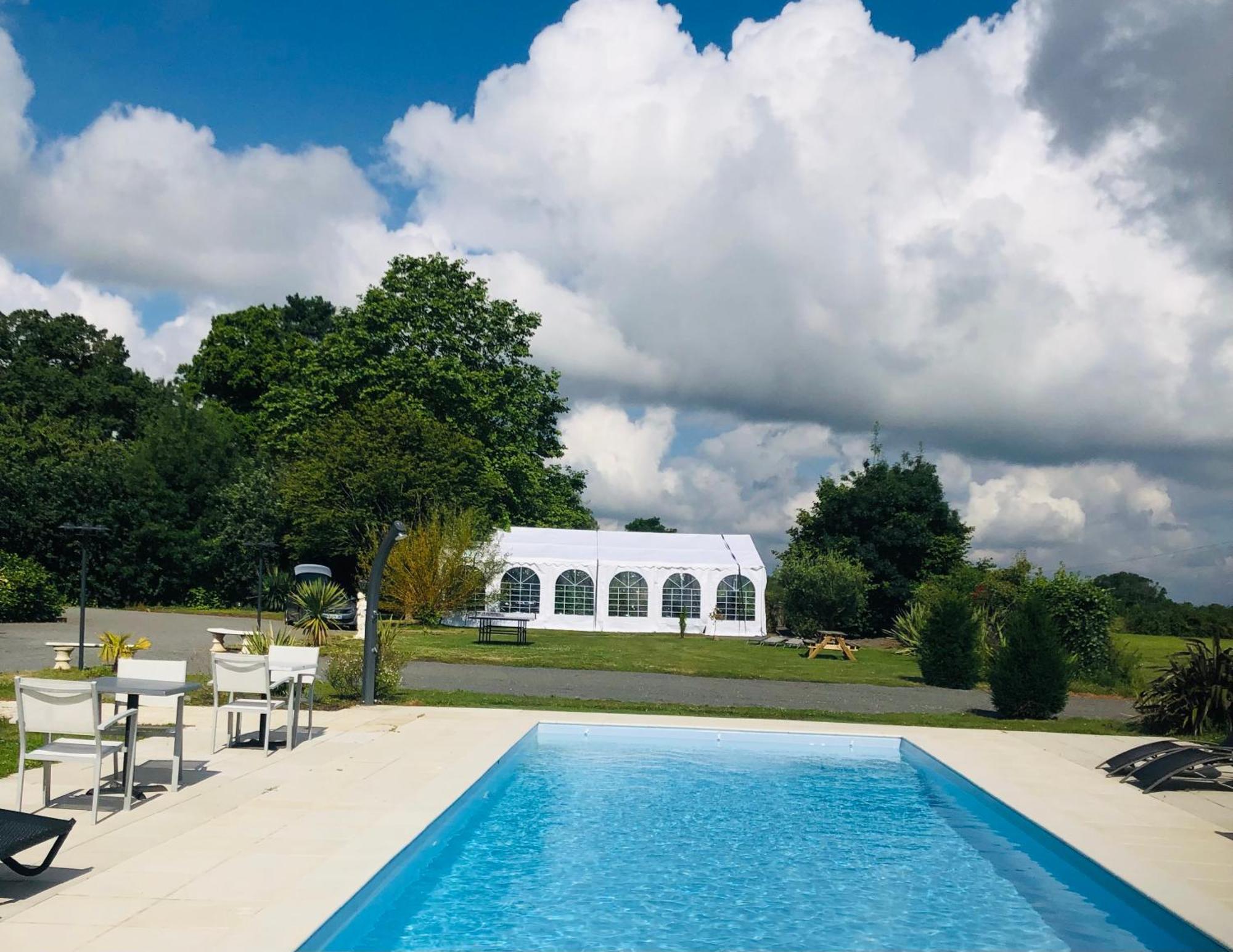 Saint-Philbert-de-Grand-Lieu Hotel Particulier Chateau Des Marais Proximite Et Vue Sur Le Lac De Grand Lieu מראה חיצוני תמונה
